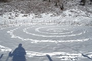 44 La grande pozza ghiacciata con neve ornata con spirale